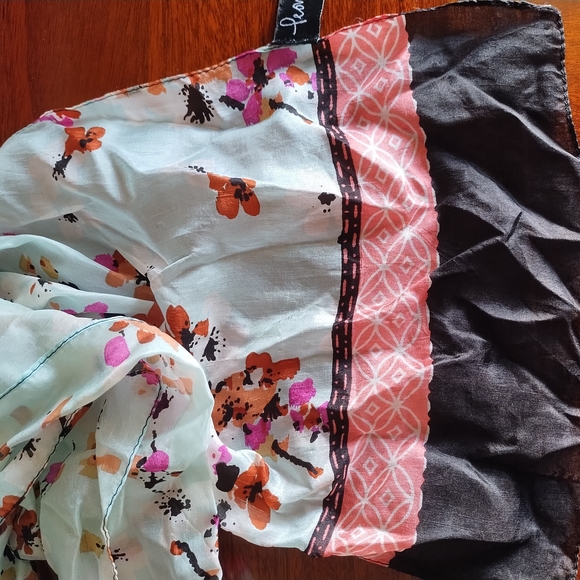 100% Silk Elegant Floral Scarf with Black and Pink Highlights - Picture 5 of 6